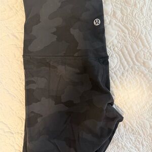 Lululemon Align Black Camo Biker Shorts size 6 & 6inch inseam !!🤍
